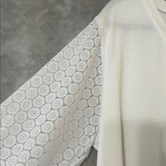 Elegant White V-Neck Women's Top -Size XXL - Picture 3 of 7